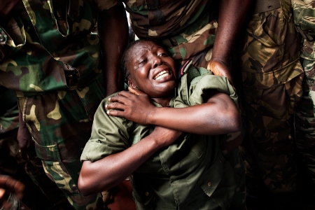 En kvinnlig soldat sörjer en kamrat i den tidigare regeringsarmén som dödats av Seleka.