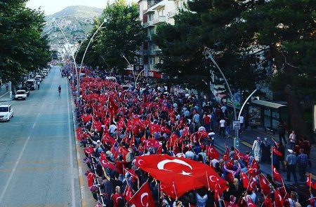 Miljoner människor demonstrerade under sommaren mot kuppförsöket den 15 juli. Här en manifestation i Tokat i norra Anatolien den 17 juli.