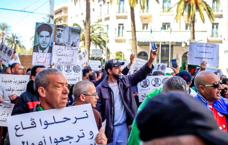 President Bouteflikas avgång den 2 april gjorde att demonstranternas krav, som här i Oran, riktades mot att tre män från Bouteflikas trogna krets också skulle avgå.