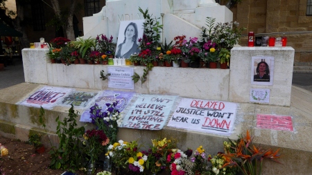 Till minne av den undersökande journalisten Daphne Caruana Galizia som mördades 16 oktober 2017 av en bilbomb.  