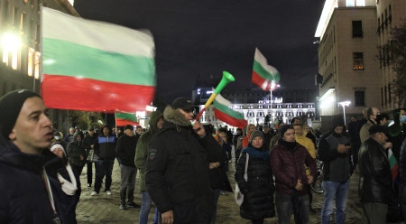 Protester utanför parlamentet i Sofia. Demonstrationerna, som har pågått sedan 9 juli, kräver att regeringen avgår.