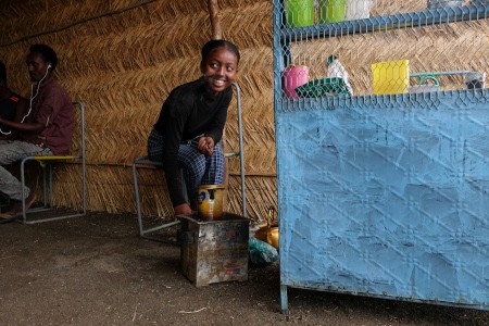 Rosie från provinsen Humera nära den etiopisk-sudanesiska gränsen driver ett litet kaffestånd i lägret i Tunaydbah. Hon är en av mer än 60 000 personer från Tigray som flytt till Sudan.