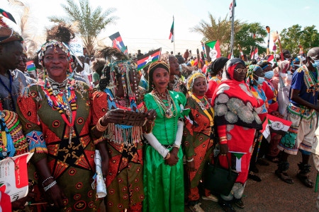 Hoppfulla tecken om fred. Här samlas människor i Khartoum den 8 oktober.