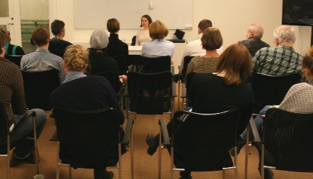 Många passade på att lyssna när Claire Beston höll sitt föredrag på Amnestys sekretariat i Stockholm.