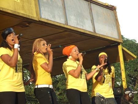  Willy Jay, Vida, DJ Lulu and YOK  framträder när Amnesty i september 2009 genomförde en karavan i Sierra Leone för att fästa uppmärksamhet på mödradödligheten. 