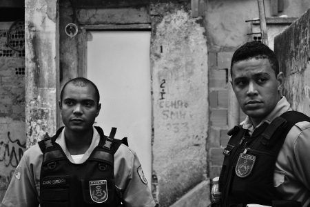 Leandro och Hugo befinner sig på den plats i Santa Marta som förr tjänade som droglangningens huvudkvarter. En plats där polisen förr aldrig hade kunnat vistats på. 