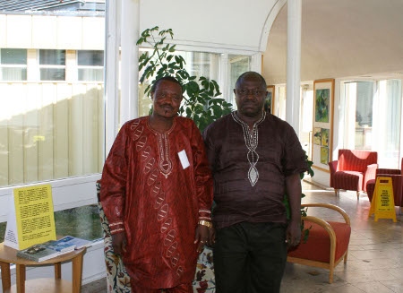 Nabie Vandie, ordförande, och Solomon Sogbandi, generalsekreterare, i Amnestys sektion i Sierra Leone.