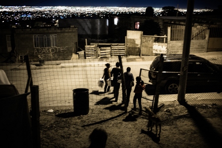 Ciudad Juaréz lyser upp i natten. Efter mörkrets inbrott är det mycket farligt att röra sig utomhus i ’dödens stad’. Men vardagen måste trots allt gå vidare.