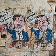 Graffiti längs gatan Mohamed Mahmoud. Före revolutionen säger ex-president Mubarak ”låt dem ha roligt”. Efter revolutionen säger president Mursi ”låt dem förlamas”. 