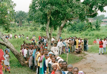 Köer i Nimba i Liberia 1997 när val hölls. Inbördeskrig och militärkupper får ofta större uppmärksamhet än de val som genomförs i allt fler afrikanska länder.