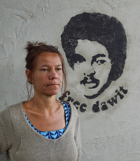 Amnestys kampanjansvariga Katarina Bergehed framför fängelsecellen som står uppställd i Visby.