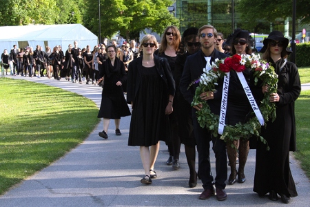 Begravningståget som under onsdagen begravde svensk vapenexport.