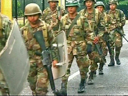 Honduranska soldater patrullerar 1 juli 2009 gatorna i huvudstaden Tegucigalpa efter kuppen.
