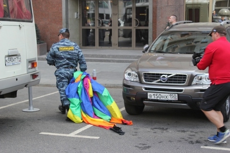 Polisen slår till i Moskva i maj 2012 när en liten grupp försökte genomföra Pridefirande.