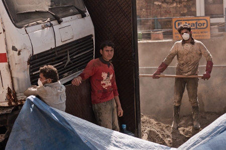 Hundratusentals syrier arbetar i Libanon, främst inom byggnadssektorn och jordbruket.