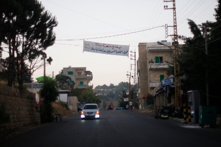 Flera byar och städer har infört utegångsförbud för syrier. I byn Chnaya i bergen norr om Beirut hänger en banderoll över gatan. "Strikt förbjudet för våra syriska bröder att gå ut efter klockan tio på kvällen" står det.