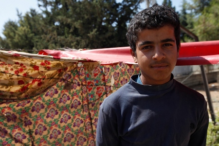 Mohammed, 14 år, kom med sin familj från Syrien till Bekaa-dalen i Libanon förra sommaren. Nu säljer han färgglada kycklingar vid vägkanten. – Det var bättre i Aleppo. Människorna är inte snälla här, de svär åt mig och gör narr av mig. Jag känner mig inte säker här, jag hör inte hemma här, säger han