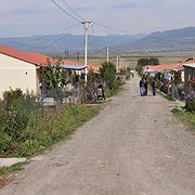  Ett boende utanför byn Shavshvebi för internflyktingar från Sydossetien, några hundra meter från motorvägen mellan Tbilisi och Gori. 
