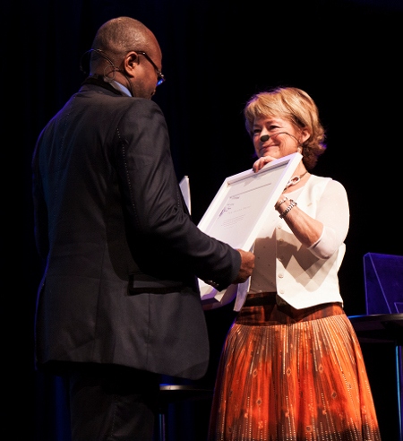 Vid en ceremoni på Kulturhuset i Stockholm mottog Justine Ijeomah priset från kulturminister Lena Adelsohn Liljeroth.