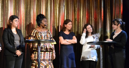 Lanja Abdulla från Irak och Nelly Cooper från Liberia samtalar med filmarna Carolina Jemsby och Nikolina Gillgren. Längst till höger samtalsledaren Devrim Mavi. 