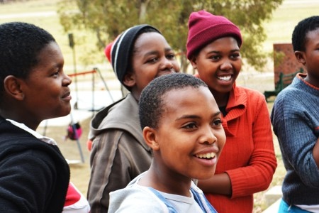 Flickor på Help Lesotho.