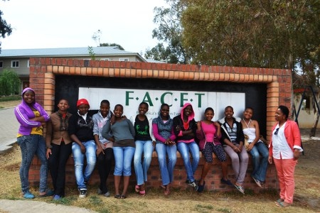 Mpoi Mpiti längst ut till höger med flickor som bor på Help Lesotho.