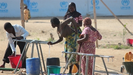 Nigerianska flyktingar i ett läger i norra Kamerun. I juni 2013 fanns nästan 2 000 flyktingar i lägret som placerades 10 mil in i Kamerun för att öka säkerheten mot attacker från Boko Haram.