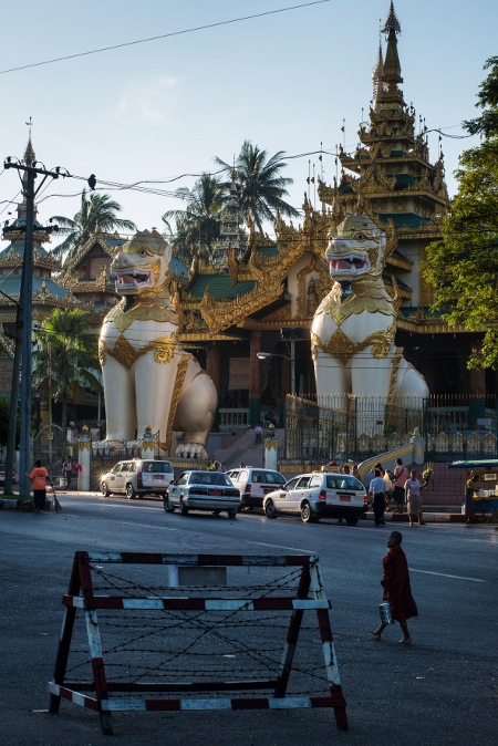 En av entréerna till Shwedagon, den Gyllene pagoden, i Rangoon.