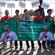 Protest utanför appellationsdomstolen i Phnom Penh den 24 mars. Demonstranterna krävde att fackliga aktivister och människorättsaktivister som häktades i januari ska friges.