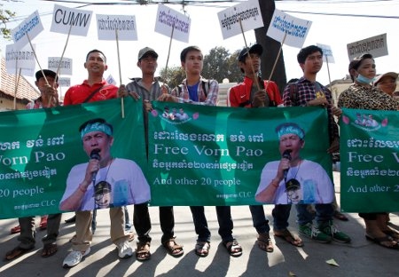 Protest utanför appellationsdomstolen i Phnom Penh den 24 mars. Demonstranterna krävde att fackliga aktivister och människorättsaktivister som häktades i januari ska friges.
