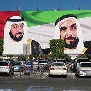 Bilder av de härskande syns överallt i gatulivet, som här på en parkeringsplats utanför ett shoppingcentrum i Abu Dhabi.