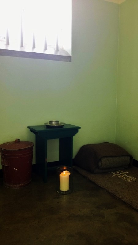Ett ljus är tänt i Nelson Mandelas cell på Robben Island, detta är dagarna efter Mandelas   bortgång i december 2013.