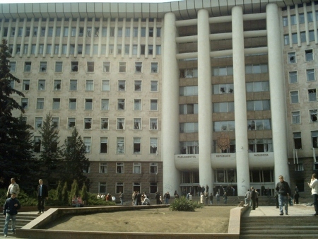 Krossade fönsterrutor på parlamentsbyggnaden i Chisinau efter kravaller våren 2009. Parlamentet i Moldavien saknar inflytande i Transnistrien.