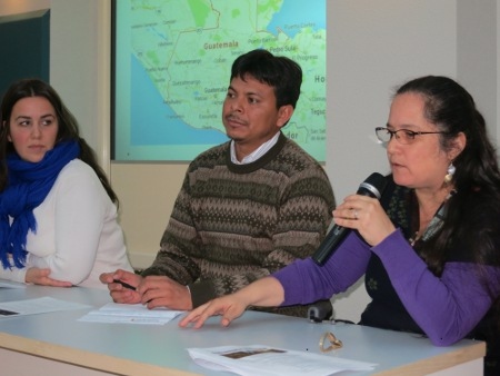 Claudia Samayoa (till höger) har själv utsatts för hot och attacker. Tamara Vocar, som arbetat som fredsobservatör för Kristna Freds och Omar Jerónimo lyssnar.  