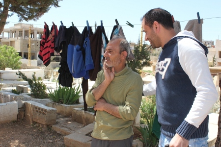 Ali Taha, föreståndare för organisationen CJC-Baalbeck (till höger), med en palestinsk flykting från Syrien.