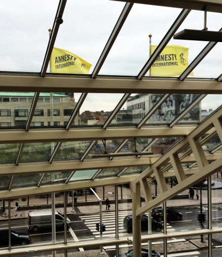 Amnesty har hissat sina flaggor vid Triangeln i Malmö där årsmöte hålls 9-11 maj.
