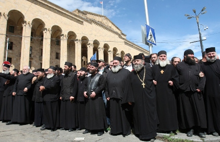 Georgisk-ortodoxa präster deltog tillsammans med tusentals anti-homoaktivister i försöken att stoppa en liten grupp hbtq-demonstranter som försökte genomföra en manifestation i Tbilisi.