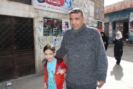 Safe Dabor och dottern Lin på promenad i det palestinska flyktinglägret al-Jaleel i östra Libanon. De har levt i lägret i ett år.