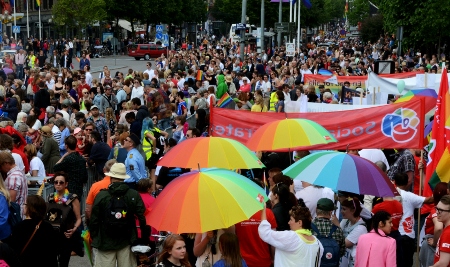 Minst 15 000 personer deltog i söndagens parad, enligt arrangören. Bland talarna på Götaplatsen fanns bland annat Soraya Post och Mona Sahlin.
