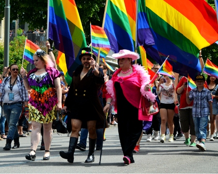 West Prides styrelse gick först i paraden som slingrade sig från Götaplatsen längs Kungsportsavenyn och vidare in i Trädgårdsföreningen. 