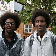 Fahed Abdulkadir och Husni Hassan från Ensamkommandes förbund i duggregn.