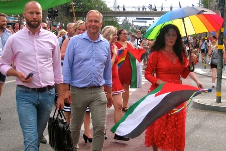 Vänsterpartiets ledare Jonas Sjöstedt var en av sex ledare för riksdagspartierna deltog i Prideparaden valåret 2014.