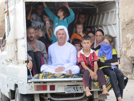 Minoritetsgrupper som kristna, yezedier och kurder i norra Irak är nu på flykt undan Islamiska staten. På bilden är det yezedier som flyr till Turkiet 7 augusti.