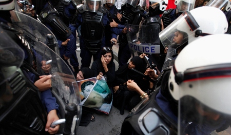 Kvinnliga kravallpoliser omringar Zaynab al-Khawaja under en demonstration den 18 april 2012. Demonstranterna protesterade mot att Abdulhadi al-Khawaja är fängslad på livstid och mot att Bahrain skulle tillåtas arrangera Formel 1-tävling.