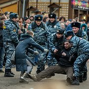 Polisen slår till mot demonstranter i Moskva i februari 2014 vid en protest mot rättegångarna i  Bolotnaja-fallet.