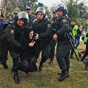 Polisen i Azerbajdzjan griper ungdomsaktivister vid en protest 26 januari 2013.