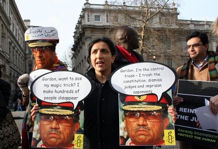 När Pakistans dåvarande president Pervez Musharraf besökte London i januari 2008 möttes han av demonstranter, däribland pakistanska jurister.
