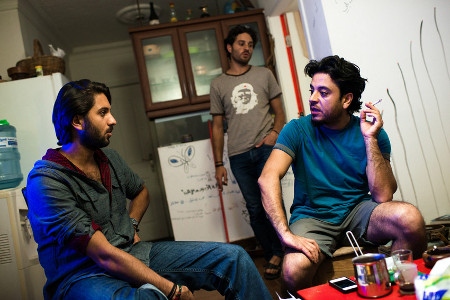 Mehdi Saafin (till höger), i sin lägenhet med sina bröder.