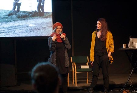 Tove Fahlgren (till vänster) har delat med sig av sin livsberättelse i både boken och utställning. Hon är numera anställd i projektet för att föra queer-samernas egen talan, då Sara Lindquist och Elfrida Bergman håller på att avveckla sina roller.