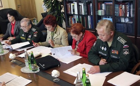 Ella Poljakova i ett möte på försvarsministeriet. 